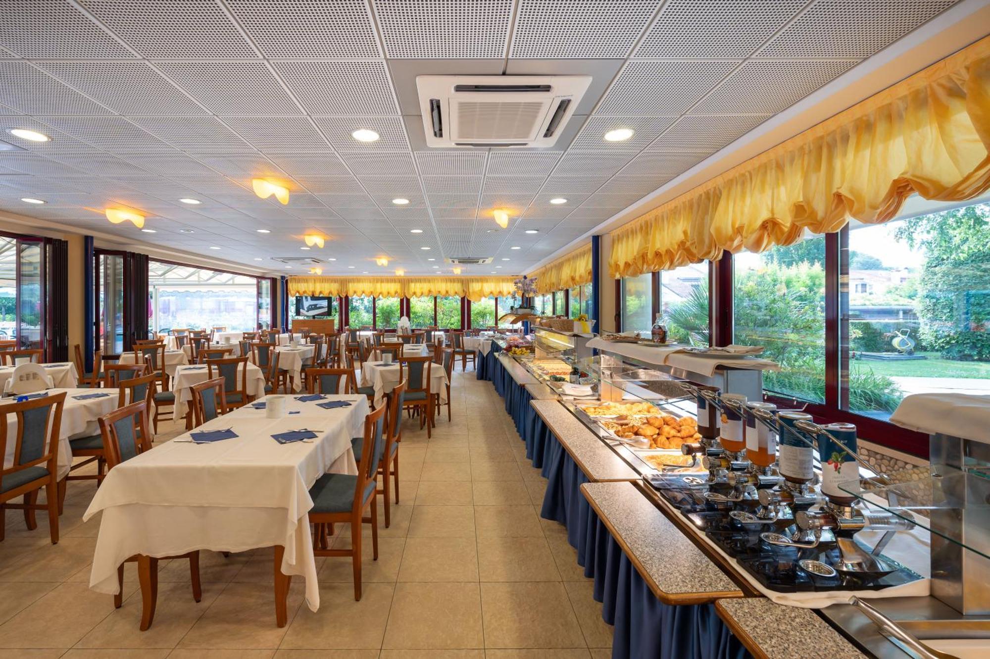 Villaggio Planetarium Resort Бибионе Экстерьер фото