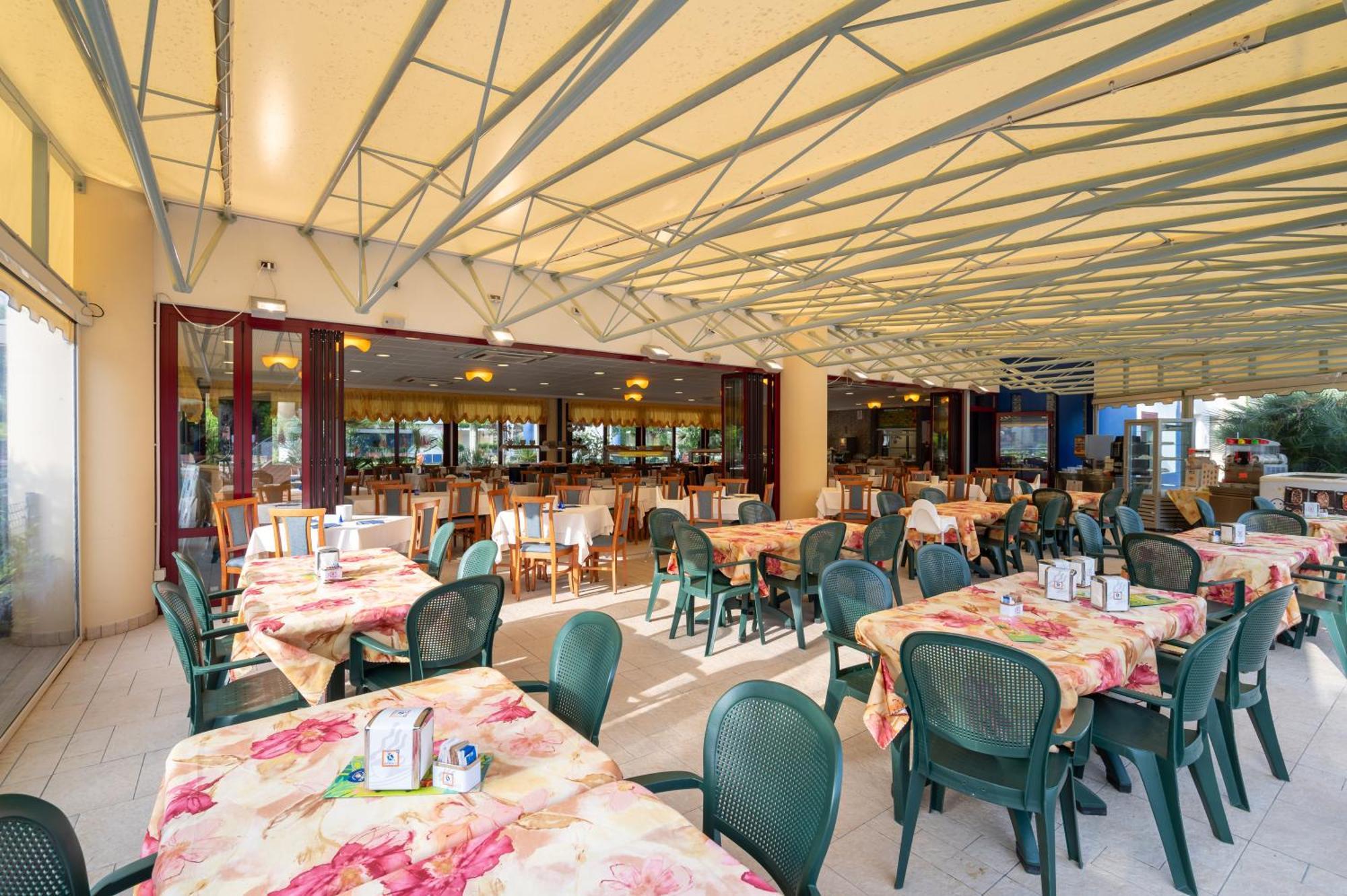 Villaggio Planetarium Resort Бибионе Экстерьер фото